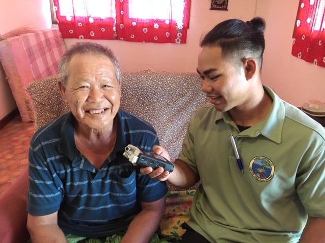 Pulu-Keeling National Park staff member Siddiq Juljali conducting an oral history interview with Wak Udin.